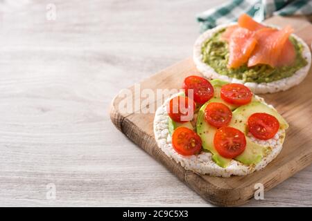 Assortimento di ingredienti su torte di riso soffiato su tavolo di legno Foto Stock