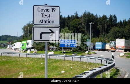 Bergen, Germania. 30 luglio 2020. Un cartello con la scritta "Covid 19 Teststation" si trova sull'autostrada 8 (A8) nella zona di riposo Hochfelln-Nord. In considerazione del recente aumento delle cifre relative all'infezione da corona, il governo dello Stato bavarese sta lanciando un'offensiva contro l'incuria e sta lanciando un'offensiva di prova. Le persone che ritornano da un viaggio possono avere essi stessi testato per il virus corona a varie fermate di riposo gratuitamente. Credit: Sven Hoppe/dpa/Alamy Live News Foto Stock