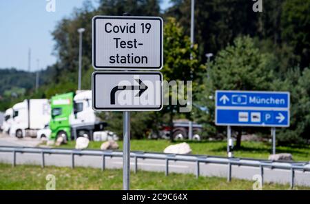 Bergen, Germania. 30 luglio 2020. Un cartello con la scritta "Covid 19 Teststation" si trova sull'autostrada 8 (A8) nella zona di riposo Hochfelln-Nord. In considerazione del recente aumento delle cifre relative all'infezione da corona, il governo dello Stato bavarese sta lanciando un'offensiva contro l'incuria e sta lanciando un'offensiva di prova. Le persone che ritornano da un viaggio possono avere essi stessi testato per il virus corona a varie fermate di riposo gratuitamente. Credit: Sven Hoppe/dpa/Alamy Live News Foto Stock