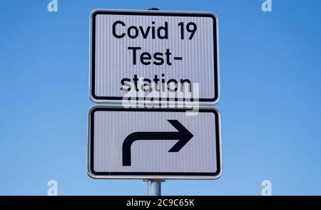 Bergen, Germania. 30 luglio 2020. Un cartello con la scritta "Covid 19 Teststation" si trova sull'autostrada 8 (A8) nella zona di riposo Hochfelln-Nord. In considerazione del recente aumento delle cifre relative all'infezione da corona, il governo dello Stato bavarese sta lanciando un'offensiva contro l'incuria e sta lanciando un'offensiva di prova. Le persone che ritornano da un viaggio possono avere essi stessi testato per il virus corona a varie fermate di riposo gratuitamente. Credit: Sven Hoppe/dpa/Alamy Live News Foto Stock