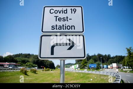 Bergen, Germania. 30 luglio 2020. Un cartello con la scritta "Covid 19 Teststation" si trova sull'autostrada 8 (A8) nella zona di riposo Hochfelln-Nord. In considerazione del recente aumento delle cifre relative all'infezione da corona, il governo dello Stato bavarese sta lanciando un'offensiva contro l'incuria e sta lanciando un'offensiva di prova. Le persone che ritornano da un viaggio possono avere essi stessi testato per il virus corona a varie fermate di riposo gratuitamente. Credit: Sven Hoppe/dpa/Alamy Live News Foto Stock