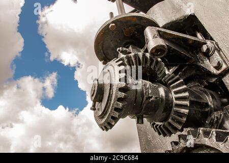 Vecchi attrezzi per una macchina dell'industria siderurgica svedese Foto Stock
