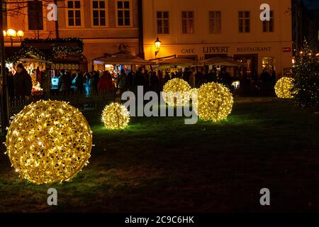 Esposizione delle luci di Natale, il mercatino di Natale di Praga di notte, Praga, Repubblica Ceca Foto Stock