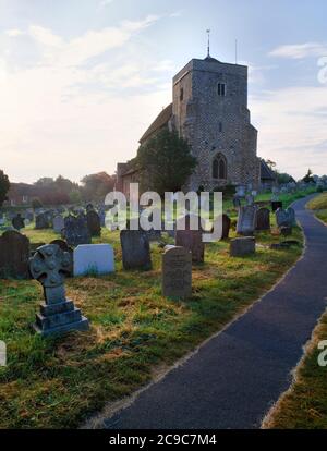 Vista di prima mattina se di St Andrew's Church, Steyning, West Sussex, Inghilterra, Regno Unito, sul sito di una chiesa fondata da St Cuthman nel C Sand. Foto Stock