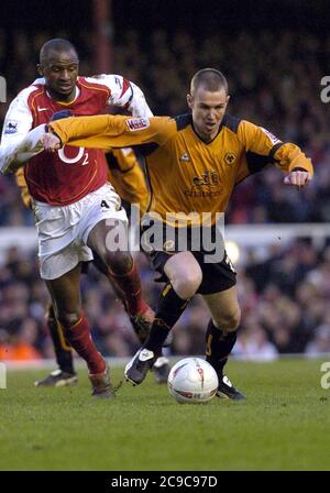 Arsenal contro Wolverhampton Wanderers, 29 gennaio 2005 ad Highbury. Fa Cup 4° turno. Kenny Miller e Patrick Vieira Foto Stock