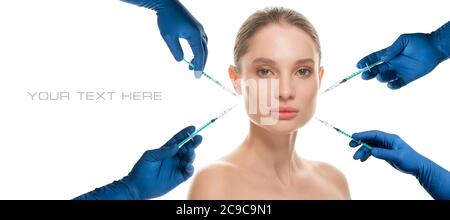 Bella donna ed esteticisti mani con siringhe che fanno iniezione di botox nel suo viso acido ialuronico. Concetto di terapia di ringiovanimento. Foto Stock