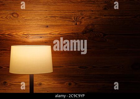 Illuminazione interna con lampada da terra a parete in legno. Torfhaus, Germania Foto Stock