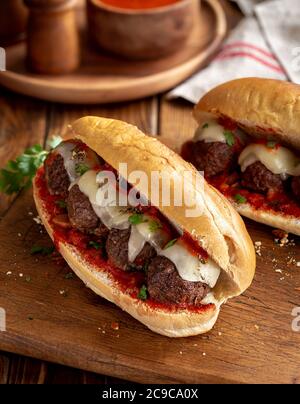 Panino di polpette con salsa di pomodoro e formaggio su un rotolo di hoagie Foto Stock