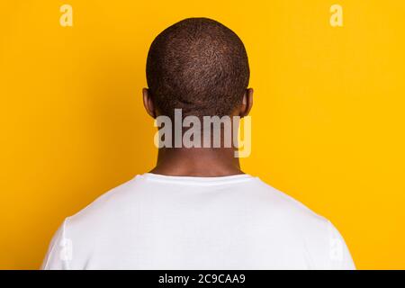 Indietro dorso posteriore vista foto di afro americano ragazzo lavoratore la testa di stand nasconde la sua personalità indossare abiti di buon aspetto isolato su sfondo a colori vivaci Foto Stock