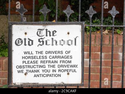 Cartello divertente - nessun avviso di parcheggio - nel villaggio Hampshire di Charlton, Hampshire, Inghilterra, Regno Unito Foto Stock
