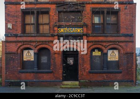 Smith's Arms, il pub più antico di Ancoats, abbattuto nel 2016 per fare posto agli appartamenti. Costruito nel 1775, divenne pub nel 1827. PIC ha preso lo stesso anno della demolizione. Foto Stock