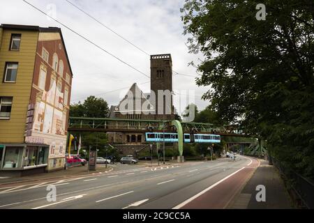 Treno sospeso a Wuppertal, Germania Foto Stock