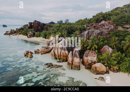 Isola 'la digue' alle Seychelles. Spiaggia argentata con pietra granitica e giungla. Foto aerea con mavic2 Foto Stock