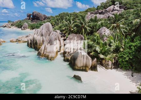 Isola 'la digue' alle Seychelles. Spiaggia argentata con pietra granitica e giungla. Foto aerea con mavic2 Foto Stock