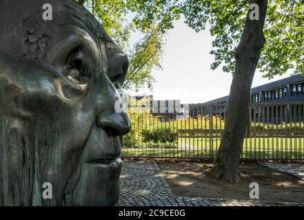 Berufsdorf, Regierungsviertel (Bundesviertel, Parlamentsviertel), Bundeskanzleramt, 1973-1976 von der Planungsgruppe Stieldorf erbaut, Adenauer-skulptur von Foto Stock