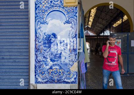 Tipici Azulejos portoghesi raffiguranti scene tipiche regionali e monumento sulla facciata del mercato di Santarem, Portogallo. Foto Stock