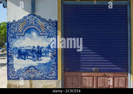 Tipici Azulejos portoghesi raffiguranti scene tipiche regionali e monumento sulla facciata del mercato di Santarem, Portogallo. Foto Stock