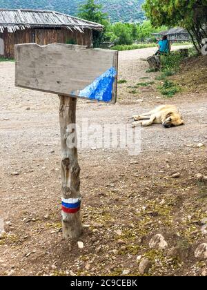 una tavola di legno vuota con spazio per la copia in un parco Foto Stock