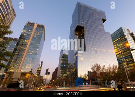 Las Condes, Santiago del Cile; Regione Metropolitana, Cile - uffici nel centro affari Nueva Las Condes. Foto Stock