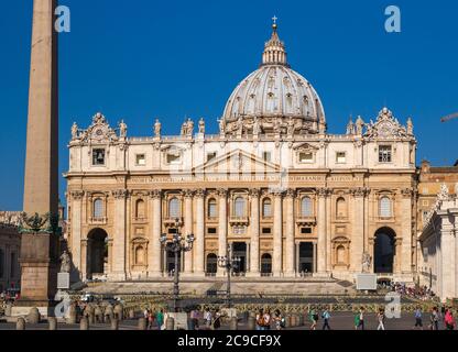 Colpo diretto contro il cielo blu della Basilica di San Pietro, la chiesa più grande del mondo, costruita in stile rinascimentale. Roma, Italia. Foto Stock