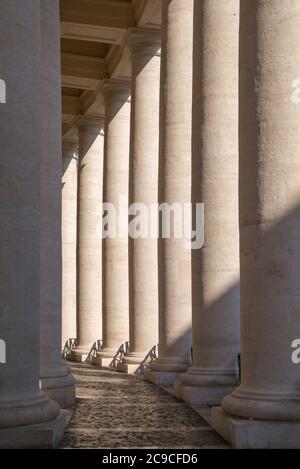 Suggestiva immagine grafica degli alti colonnati della Basilica di San Pietro, Vaticano, Roma Foto Stock