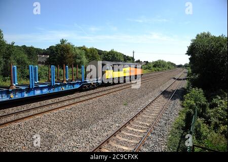 56302 porta un treno Chirk - Teigngrace di carri di tronchi vuoti attraverso Magor. Foto Stock