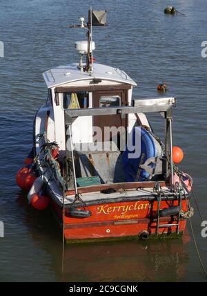 Bridlington, East Riding of Yorkshire, Regno Unito - 6 aprile 2013: Una barca ormeggiata nel porto di Bridlington. Foto Stock