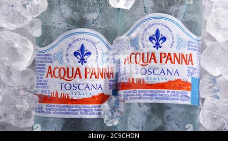 POZNAN, POL - 02 LUGLIO 2020: Bottiglie di acqua panna, un marchio italiano di acqua in bottiglia e uno dei più grandi marchi mondiali di acqua in bottiglia Foto Stock