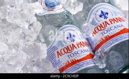 POZNAN, POL - 02 LUGLIO 2020: Bottiglie di acqua panna, un marchio italiano di acqua in bottiglia e uno dei più grandi marchi mondiali di acqua in bottiglia Foto Stock