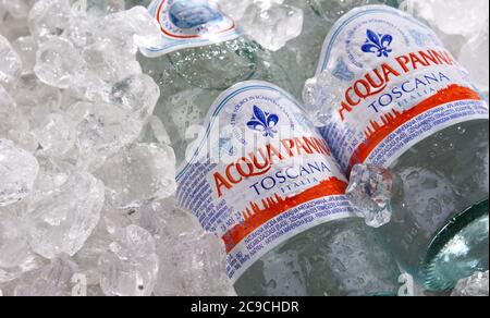 POZNAN, POL - 02 LUGLIO 2020: Bottiglie di acqua panna, un marchio italiano di acqua in bottiglia e uno dei più grandi marchi mondiali di acqua in bottiglia Foto Stock