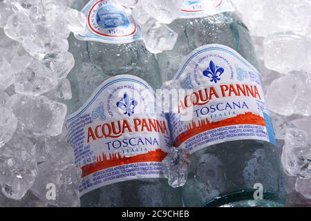 POZNAN, POL - 02 LUGLIO 2020: Bottiglie di acqua panna, un marchio italiano di acqua in bottiglia e uno dei più grandi marchi mondiali di acqua in bottiglia Foto Stock