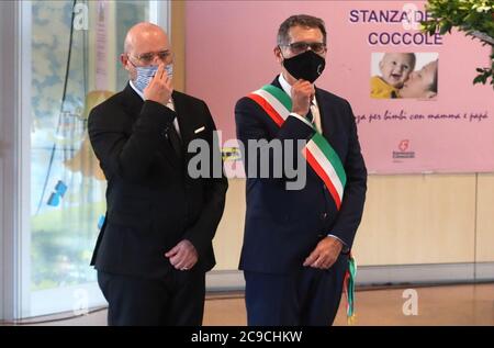 Bologna, Italia. 30 luglio 2020. Presidente regionale Stefano Bonaccini e sindaco Vriginio Merola dura visita presidente della Repubblica Sergio Mattarella a Bologna per 40° anniversario strage stazione del 2 Agosto 1980, News in Bologna, Italia, 30 luglio 2020 Credit: Independent Photo Agency/Alamy Live News Foto Stock