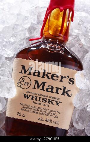 POZNAN, POL - 02 LUGLIO 2020: Bottiglia di Maker's Mark, un piccolo whisky di bourbon prodotto a Loretto, Kentucky, da Beam Suntory Foto Stock