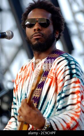 30 luglio 2020: MALIK B (Malik Abdul Basit), rapper, cantante e membro fondatore dei The Roots, è morto, secondo una dichiarazione pubblicata sull'account Twitter verificato del gruppo. Aveva 47 anni. FOTO DEL FILE SCATTATA IL: 12 luglio 2004, Pittsburgh, Pennsylvania, Stati Uniti: Il rapper/chitarrista MALIK B. dei "THE ROOTS" si esibisce durante una tappa del tour tenuta al Chevrolet Amphitheatre di Pittsburgh. (Immagine di credito: © Jason Nelson/AdMedia) Foto Stock