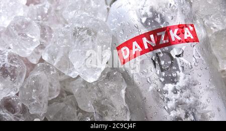 POZNAN, POL - 18 GIUGNO 2020: Bottiglia di Danzka, un marchio di vodka danese di proprietà di Belvedere SA (Francia) Foto Stock