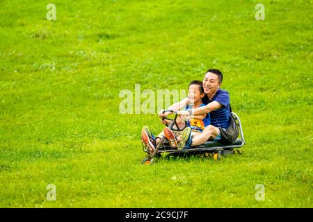 (200730) -- CHONGQING, 30 luglio 2020 (Xinhua) -- la gente si gode al parco forestale nazionale della montagna delle fate nel distretto di Wulong di Chongqing della Cina sudoccidentale, 30 luglio 2020. Il parco forestale nazionale ha attratto un flusso costante di residenti locali e visitatori durante il periodo estivo. (Xinhua/Liu Chan) Foto Stock