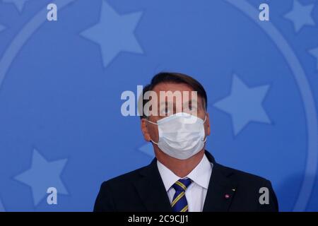 Brasilia, Brasile. 29 luglio 2020. Il presidente brasiliano Jair Bolsonaro partecipa alla cerimonia di lancio della Campagna delle Donne rurali a Brasilia, Brasile, 29 luglio 2020. Il presidente brasiliano Jair Bolsonaro ha annunciato il 25 luglio che ha testato negativo per COVID-19 dopo essere stato isolato nella residenza presidenziale dal 7 luglio, quando è stato diagnosticato per la prima volta con la malattia. Credit: Lucio Tavora/Xinhua/Alamy Live News Foto Stock