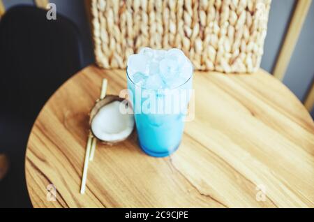 Cocktail alle hawaii blu e cocco sul tavolo in bar.immagine sfocata, messa a fuoco selettiva Foto Stock