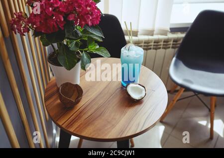 Cocktail alle hawaii blu e cocco sul tavolo in bar.immagine sfocata, messa a fuoco selettiva Foto Stock