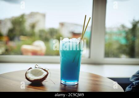 Cocktail alle hawaii blu e cocco sul tavolo in bar.immagine sfocata, messa a fuoco selettiva Foto Stock