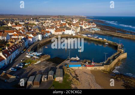 Vista aerea del porto di St Monan, East Neuk di Fife, Scozia. Foto Stock