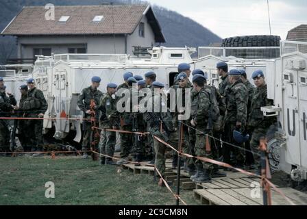 21 marzo 1994 durante la guerra in Bosnia: Appena arrivati, soldati britannici del Reggimento del Duca di Wellington con i loro APC sassoni all'interno della base britannica di Bila, vicino Vitez. Foto Stock