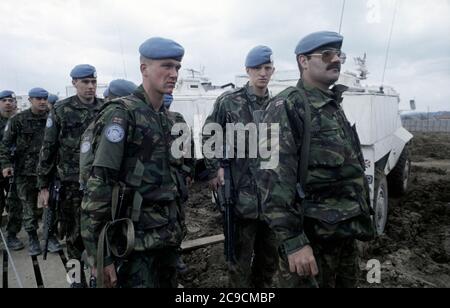 21 marzo 1994 durante la guerra in Bosnia: Appena arrivati, soldati britannici del Reggimento del Duca di Wellington con i loro APC sassoni all'interno della base britannica di Bila, vicino Vitez. Foto Stock