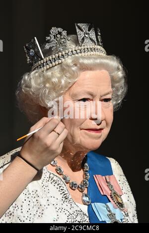 Londra, UK - 30 luglio 2020 Madame Tussauds le figure più popolari 'coda' fuori dell'attrazione per celebrare la riapertura al pubblico questo Sabato 1 agosto di una delle attrazioni turistiche più notevoli di Londra. The QueenCredit: Nils Jorgensen/Alamy Live News Foto Stock