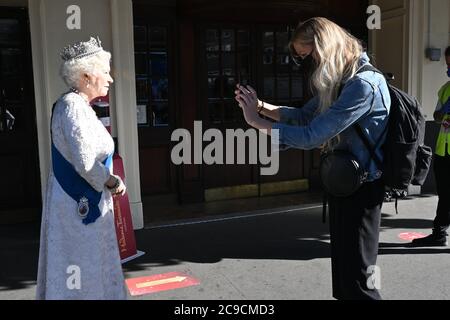Londra, UK - 30 luglio 2020 Madame Tussauds le figure più popolari 'coda' fuori dell'attrazione per celebrare la riapertura al pubblico questo Sabato 1 agosto di una delle attrazioni turistiche più notevoli di Londra. The QueenCredit: Nils Jorgensen/Alamy Live News Foto Stock