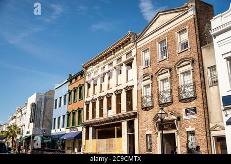 King Street storico con persone, negozi e edificio storico. Foto Stock