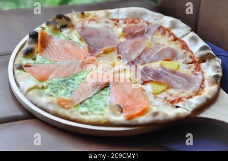 pizza al salmone, pizza al salame o pizza mista Foto Stock