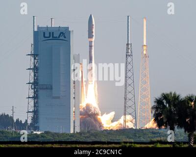 30 luglio 2020: United Launch Alliance (ULA) Atlas V razzo che porta la perseveranza rover in missione per studiare Marte lancia dallo Space Launch Complex 41 alla Cape Canaveral Air Force Station a Cape Canaveral, FL. Romeo T Guzman/Cal Sport Media. Foto Stock