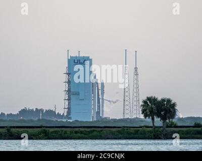 Cape Canaveral, Florida, Stati Uniti. 30 luglio 2020. United Launch Alliance (ULA) Atlas V razzo che porta la perseveranza rover in missione per studiare Marte lancia dallo Space Launch Complex 41 alla Cape Canaveral Air Force Station a Cape Canaveral, FL. Romeo T Guzman/Cal Sport Media. Credit: csm/Alamy Live News Foto Stock