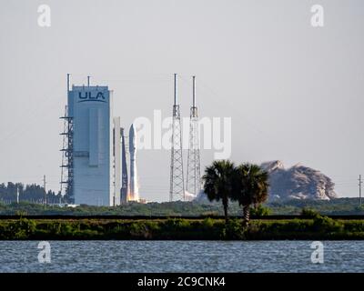 Cape Canaveral, Florida, Stati Uniti. 30 luglio 2020. United Launch Alliance (ULA) Atlas V razzo che porta la perseveranza rover in missione per studiare Marte lancia dallo Space Launch Complex 41 alla Cape Canaveral Air Force Station a Cape Canaveral, FL. Romeo T Guzman/Cal Sport Media. Credit: csm/Alamy Live News Foto Stock